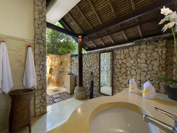 Villa Sungai Tinggi - Guest bathroom 1